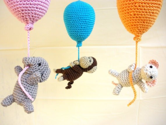 Balloons crib mobile - Crochet on a tree