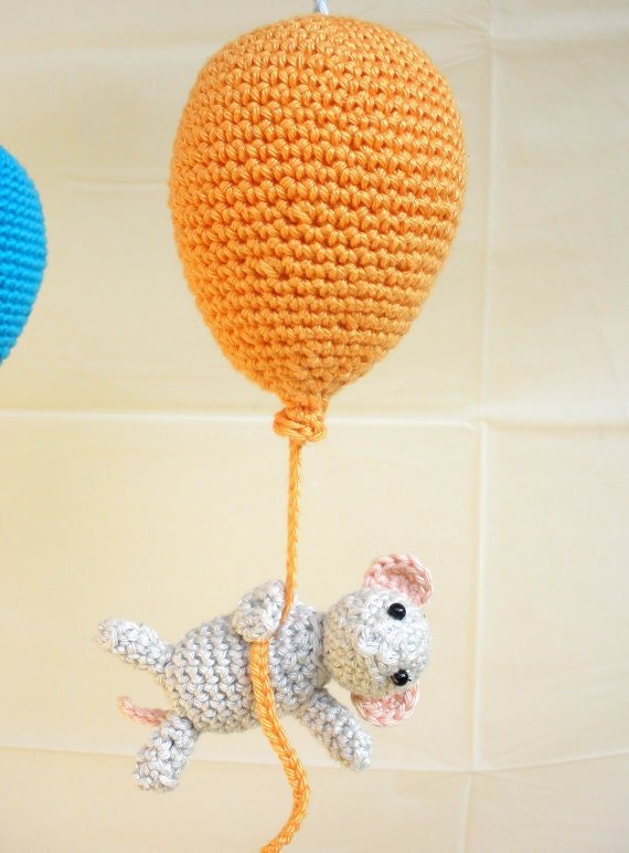 Balloons crib mobile - Crochet on a tree