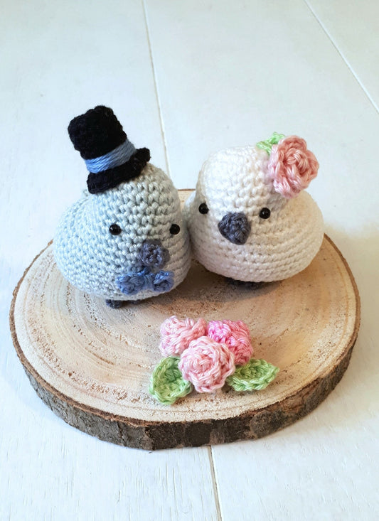 Bride and groom birds on wood decoration, birds cake topper wedding gift - Crochet on a tree