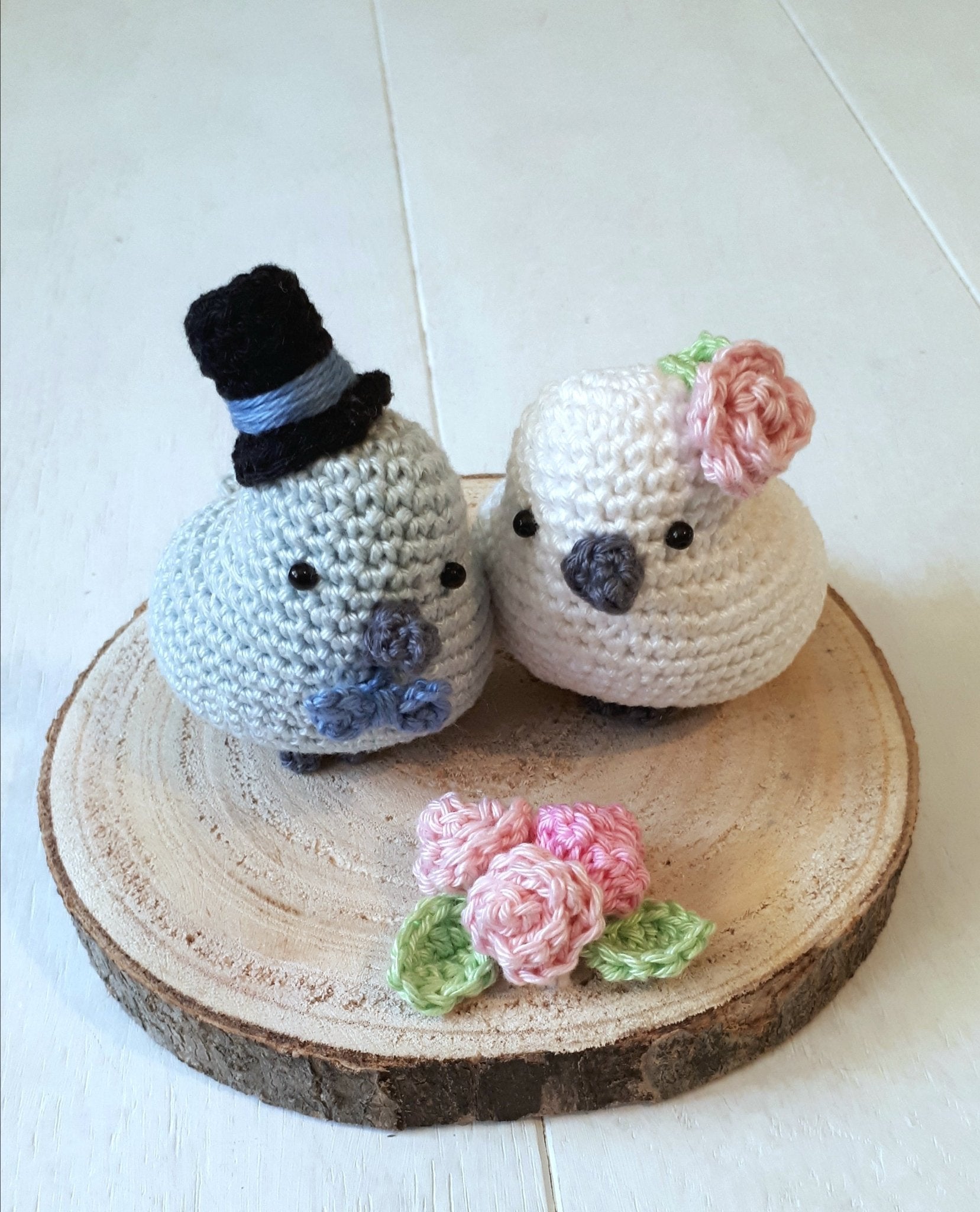 Bride and groom birds on wood decoration, birds cake topper wedding gift - Crochet on a tree