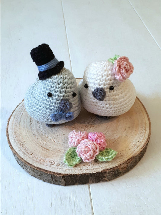 Bride and groom birds on wood decoration, birds cake topper wedding gift - Crochet on a tree