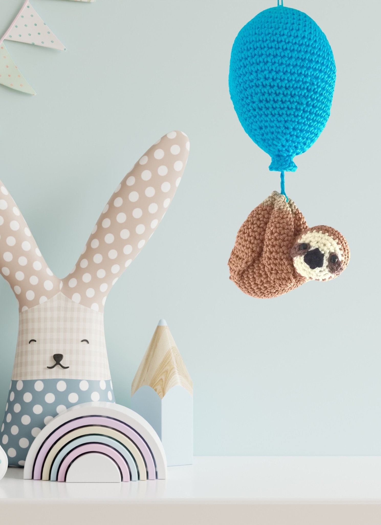 Crochet sloth with balloon - Crochet on a tree