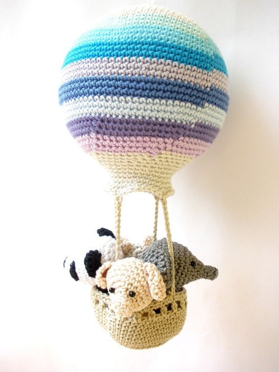 Hot air balloon decoration with crochet animals - Crochet on a tree