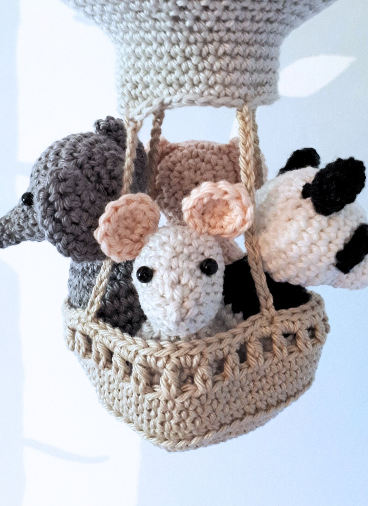 Hot air balloon decoration with crochet animals - Crochet on a tree