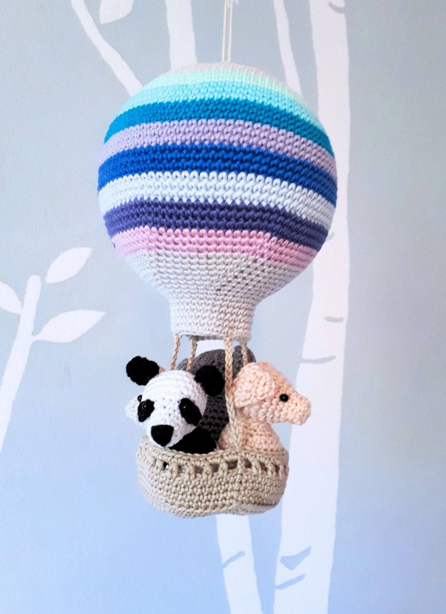 Hot air balloon decoration with crochet animals - Crochet on a tree