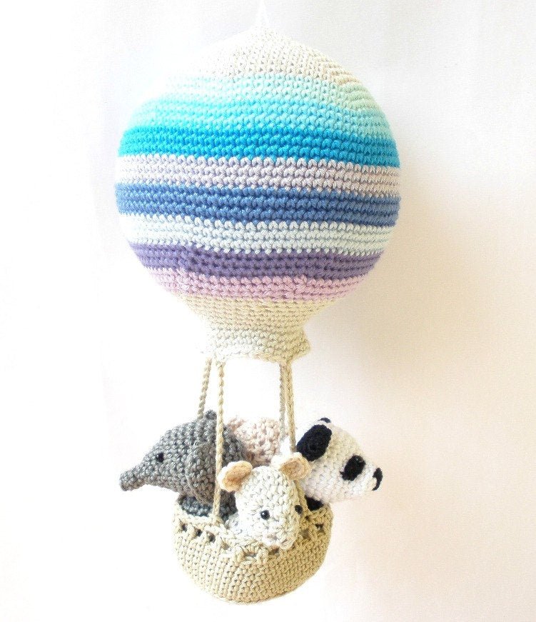 Hot air balloon decoration with crochet animals - Crochet on a tree