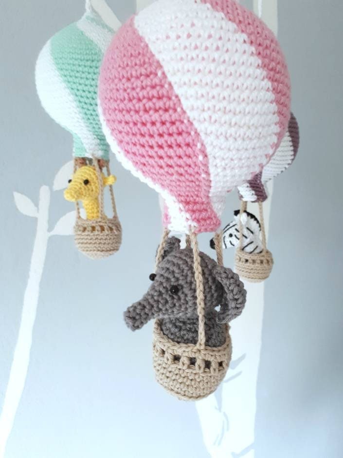 Hot air balloon mobile with crochet animals - Crochet on a tree