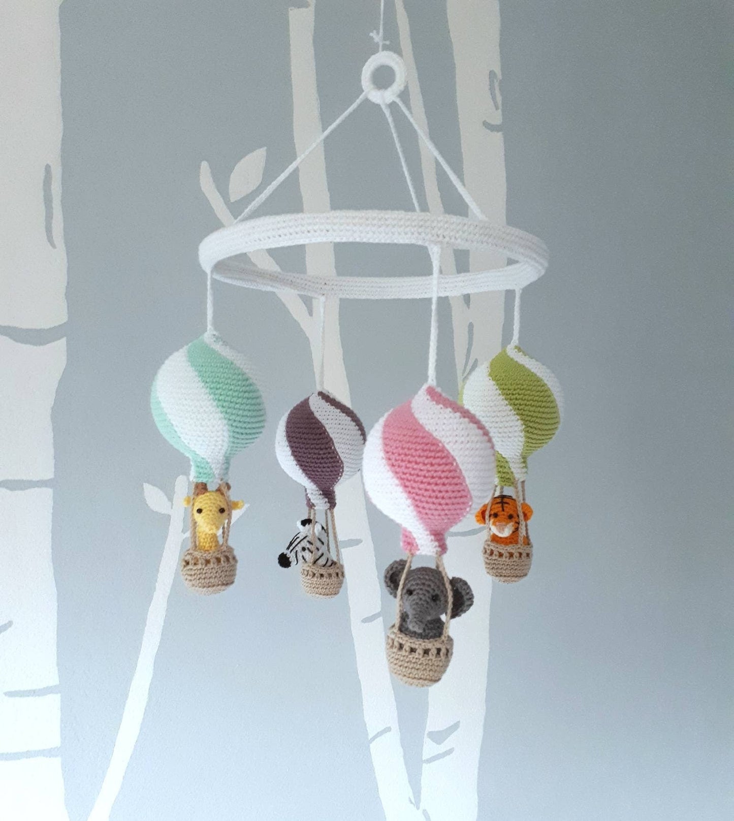 Hot air balloon mobile with crochet animals - Crochet on a tree