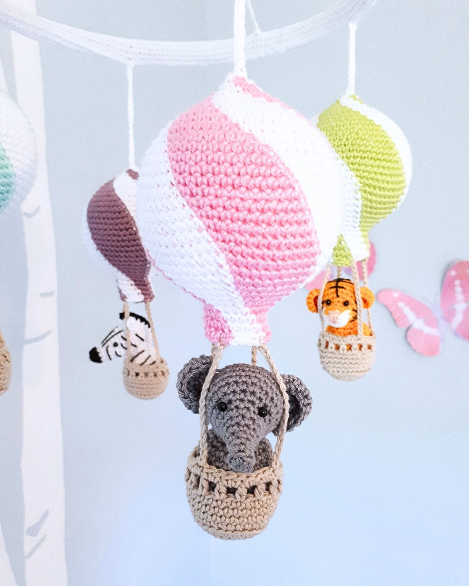 Hot air balloon mobile with crochet animals - Crochet on a tree