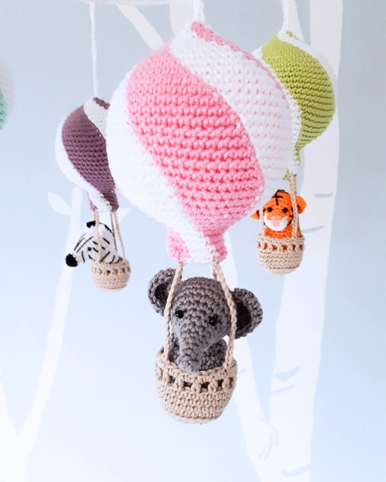 Hot air balloon mobile with crochet animals - Crochet on a tree