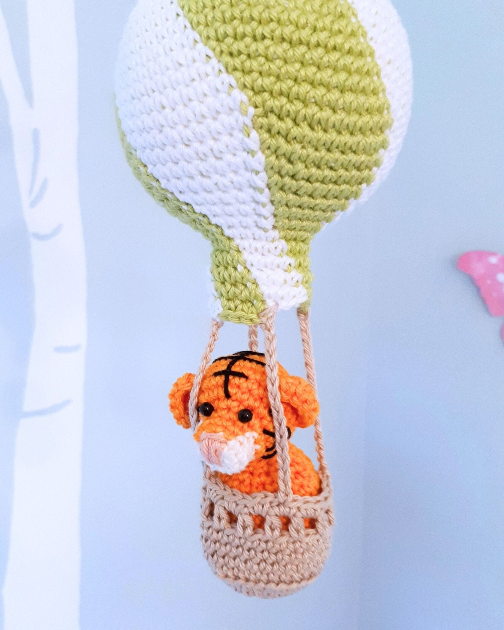 Hot air balloon mobile with crochet animals - Crochet on a tree