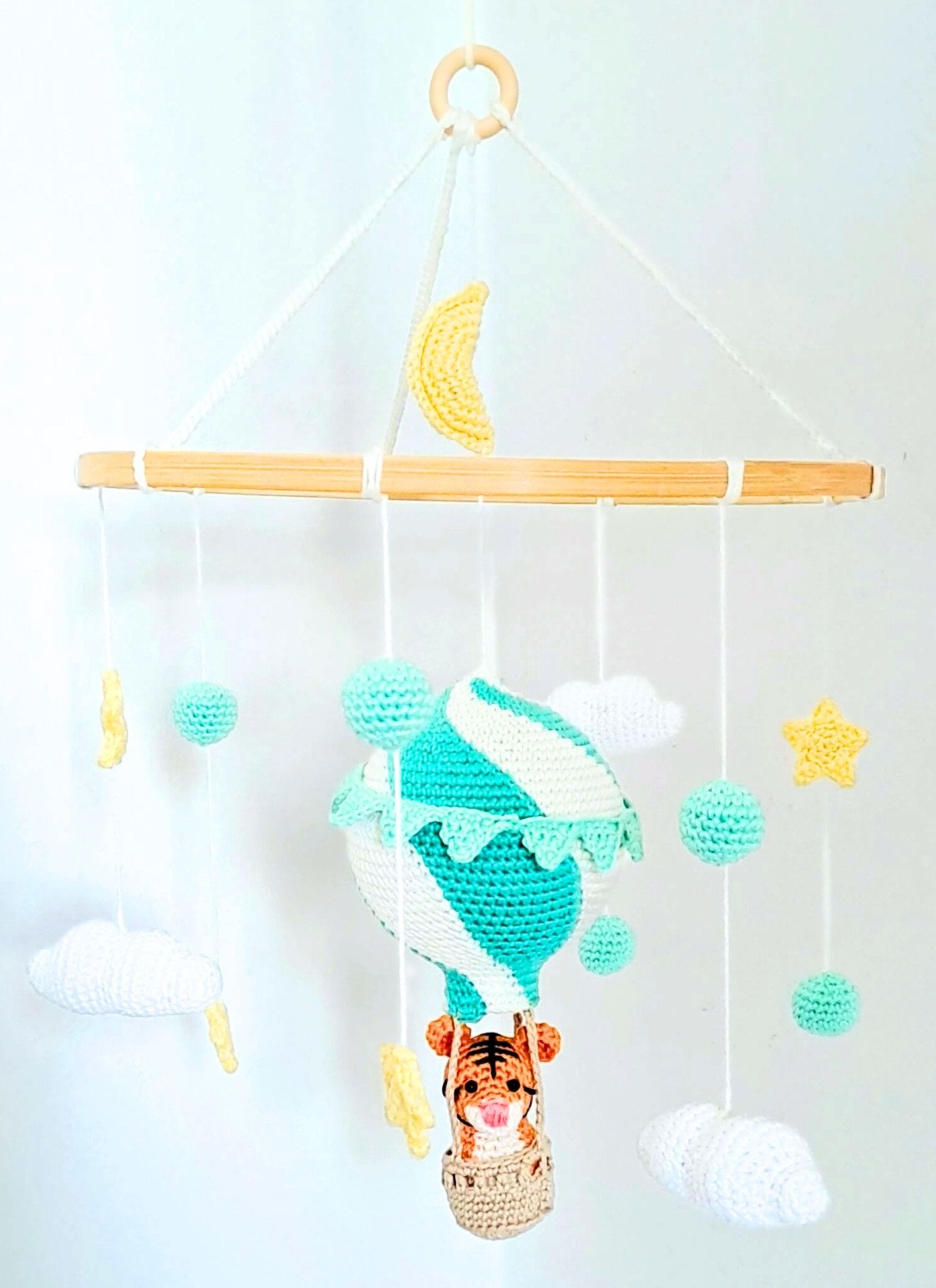 Hot air balloon with tiger baby mobile crochet pattern - Crochet on a tree