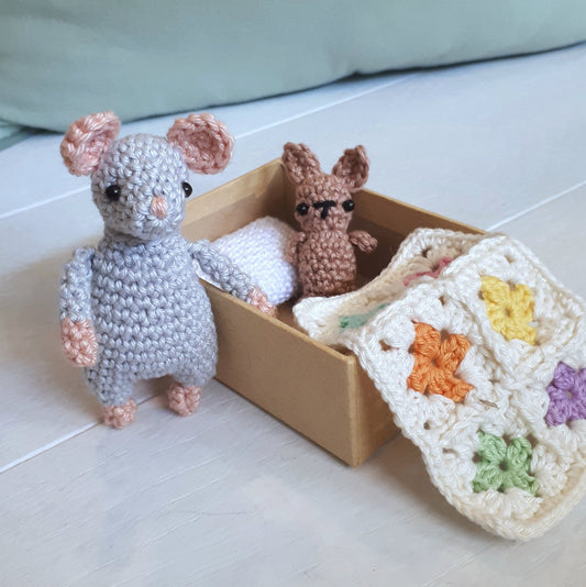 Mouse in a box travel toy - Crochet on a tree