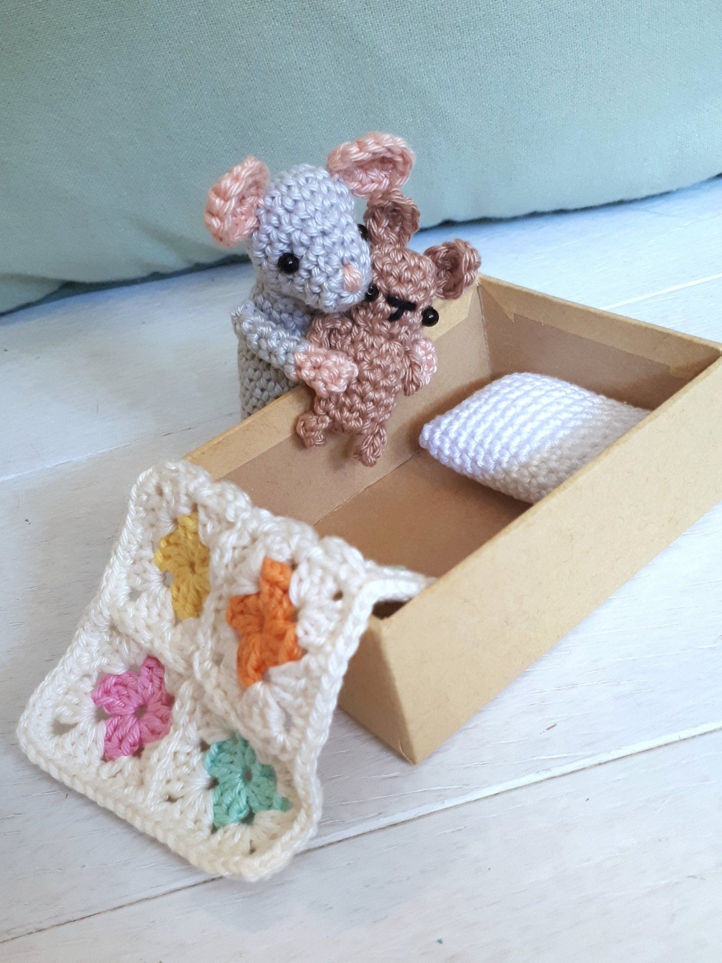 Mouse in a box travel toy crochet pattern - Crochet on a tree