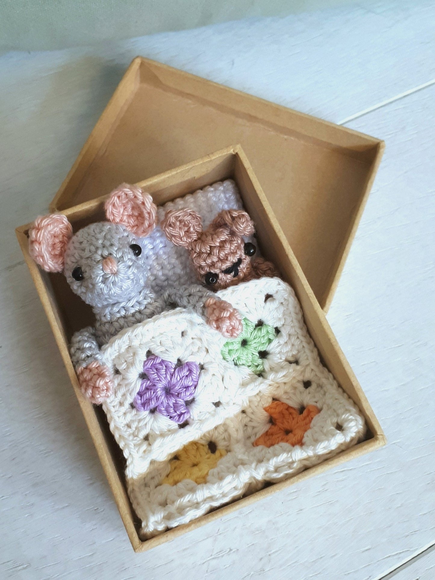 Mouse in a box travel toy crochet pattern - Crochet on a tree