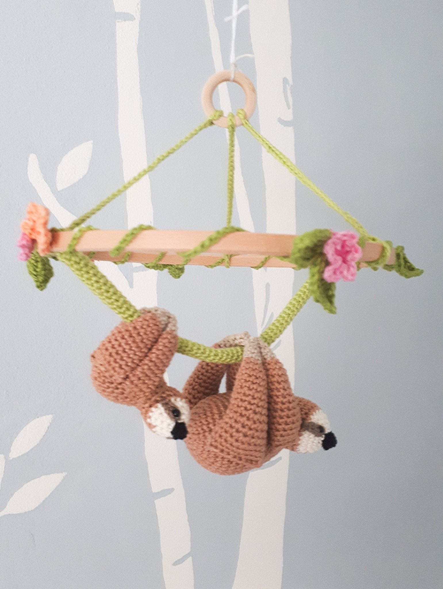 Sloth baby mobile with flowers, floral nursery decor - Crochet on a tree