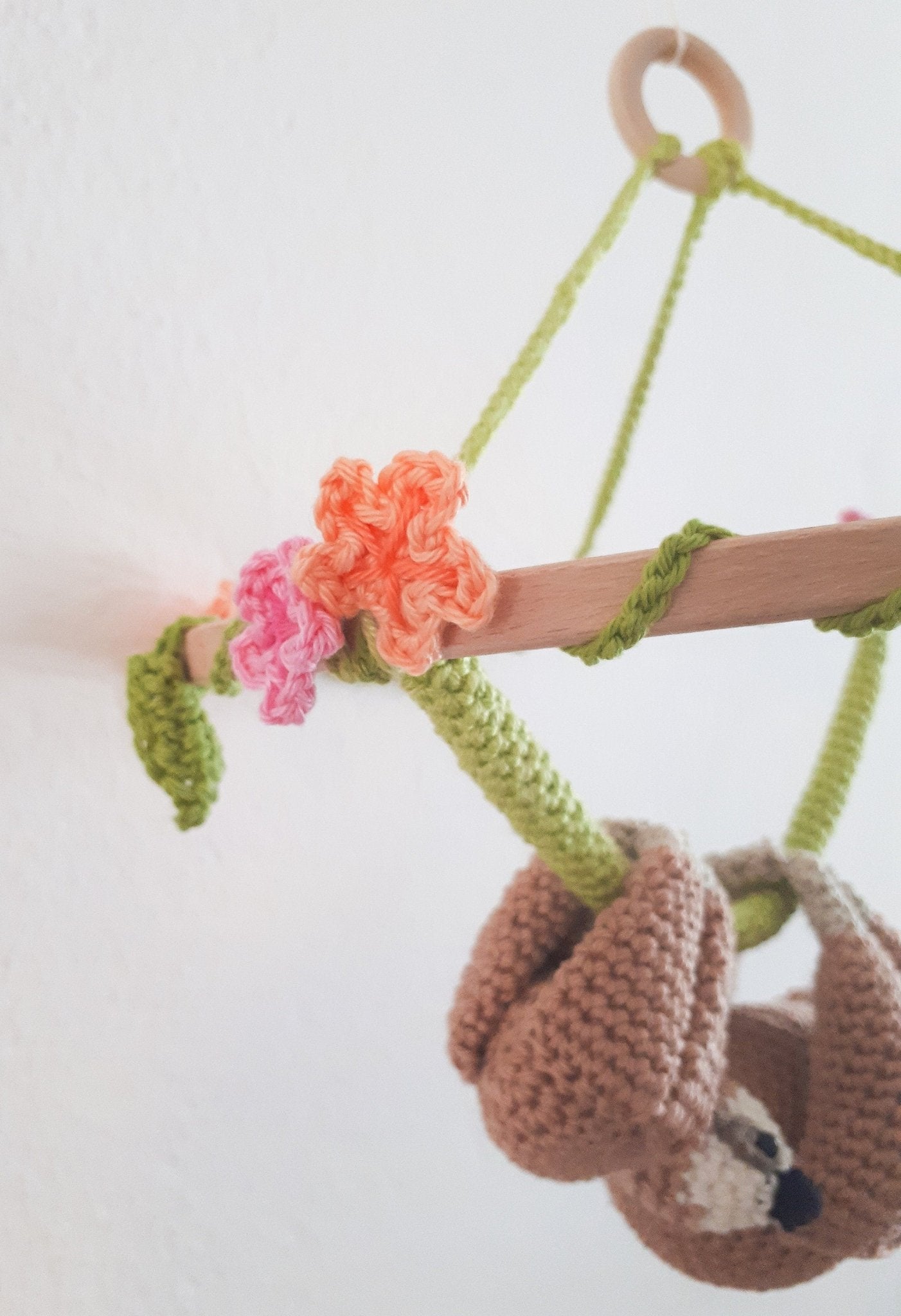 Sloth baby mobile with flowers, floral nursery decor - Crochet on a tree