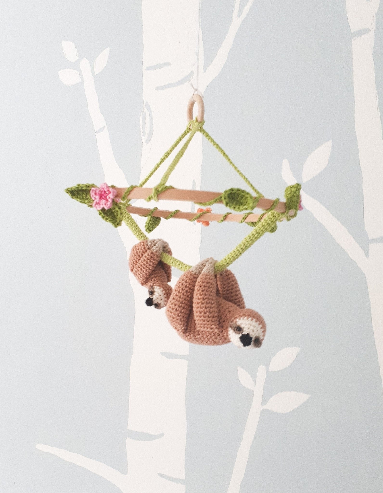 Sloth baby mobile with flowers, floral nursery decor - Crochet on a tree