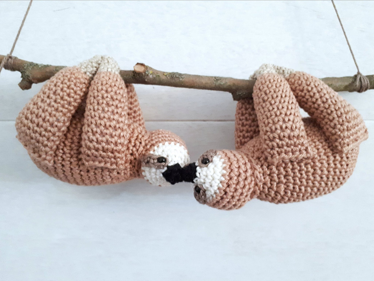 Sloths couple on a branch crochet pattern - Crochet on a tree