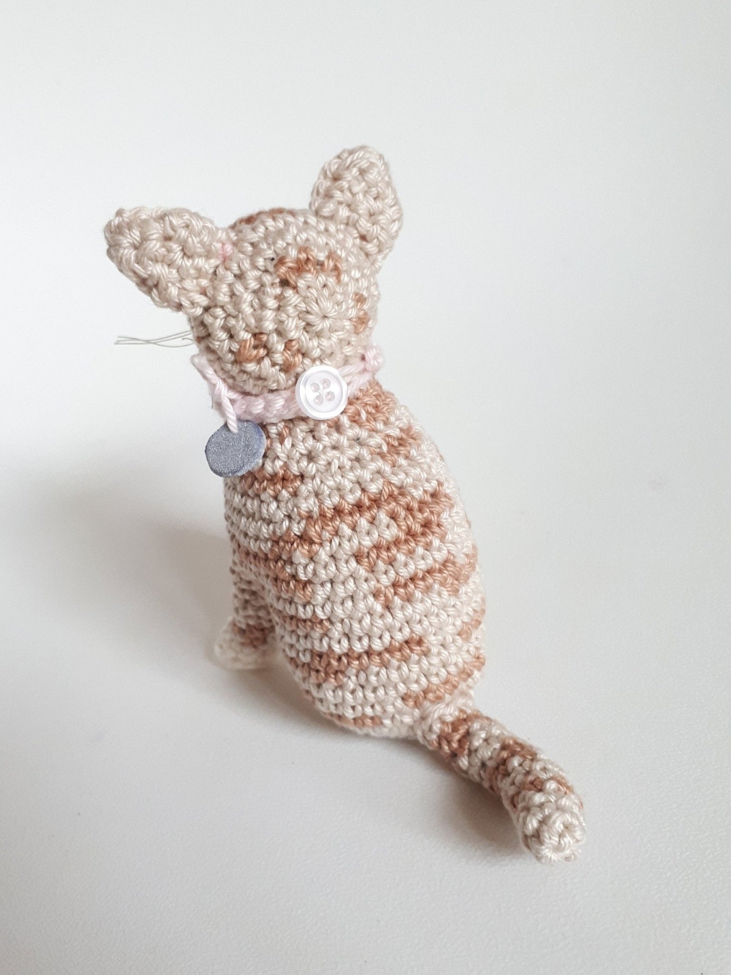 Tabby cat crochet pattern - Crochet on a tree