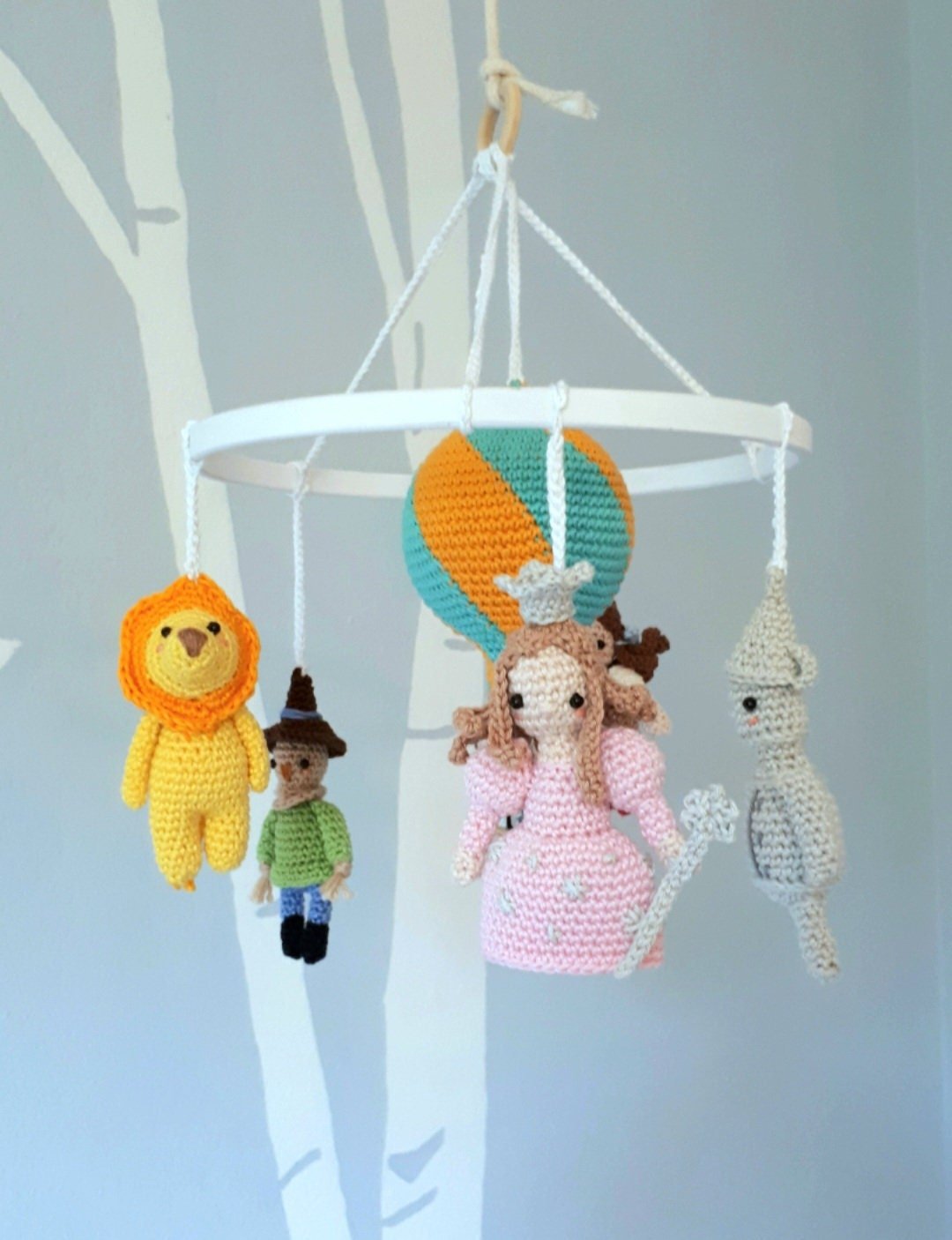 Wizard of Oz baby mobile crochet pattern, nursery mobile tutorial - Crochet on a tree